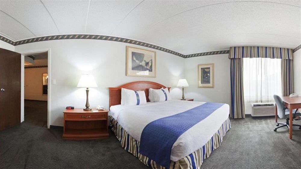 Holiday Inn Rockford By Ihg Экстерьер фото